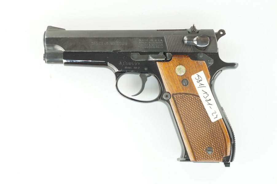 Smith & Wesson, Mod. 39-2, 9mm Luger, #A158595, §B (1381-24)